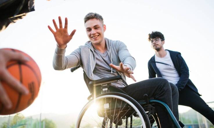 Jakie są korzyści z uczestnictwa w kursach dla osób z ograniczeniami ruchowymi?