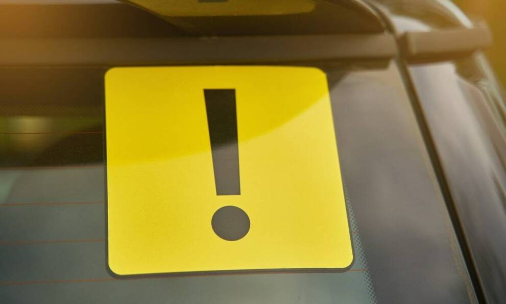 Jak dobrać odpowiednią grafikę do magnesów na samochód?