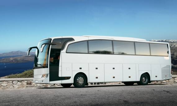 Wynajem autokaru a przewozy turystyczne – co warto wiedzieć o kosztach dla 30 osób?