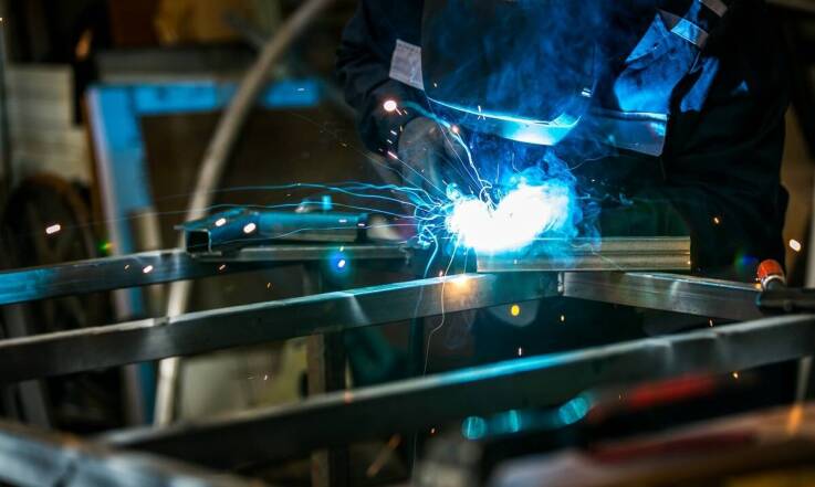 Zastosowanie spawania w produkcji regałów sklepowych – co warto wiedzieć?