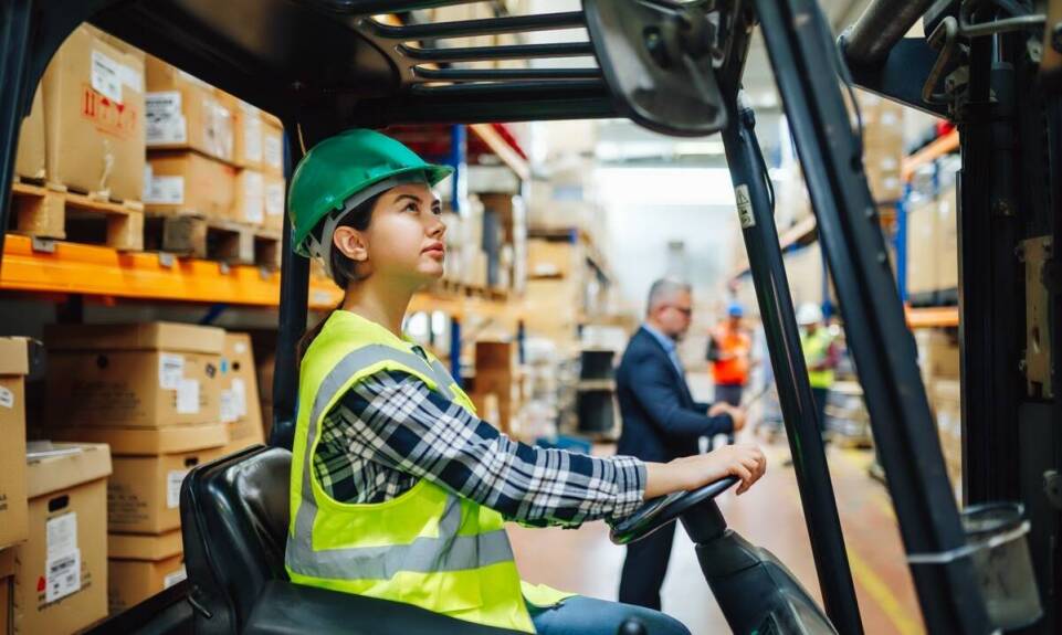 Wózki widłowe kurs: znaczenie szkoleń z zakresu BHP