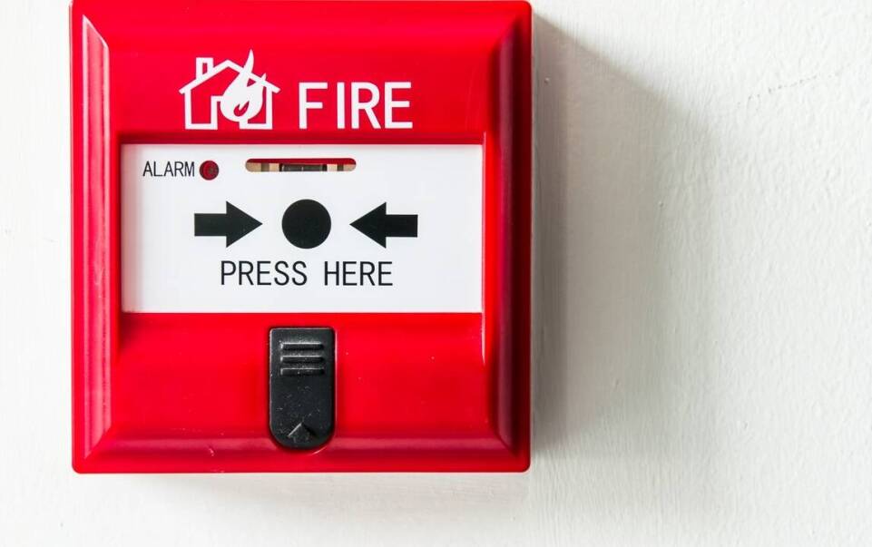 Systemy sygnalizacji pożarowej: jak zapewnić zgodność z przepisami?