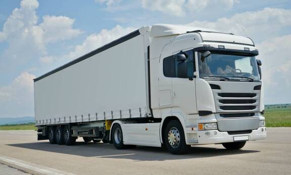 W jaki sposób plandeka firanka wspiera przewóz towarów o różnych gabarytach?