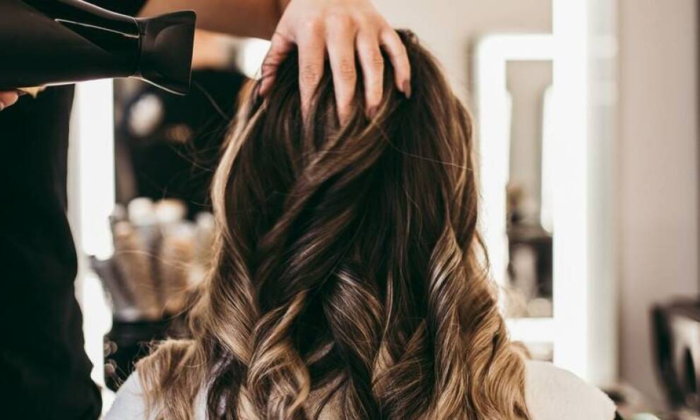 Fryzjer Gabriel: jak zachować zdrowy wygląd włosów po zabiegach chemicznych?
