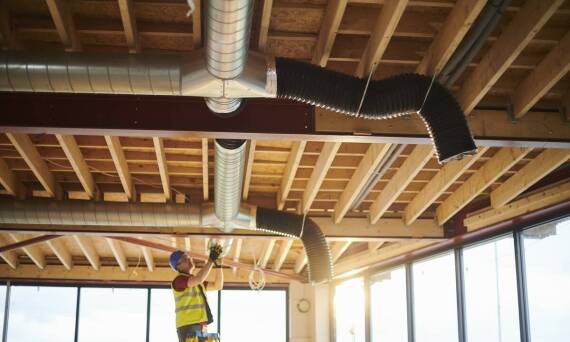 Jakie są zalety korzystania z usług w zakresie instalacji systemów oddymiania?