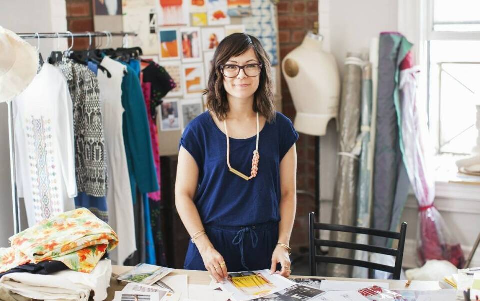 Jak przestrzeń studyjna z możliwością zamówienia tła na życzenie wspiera kreatywność?