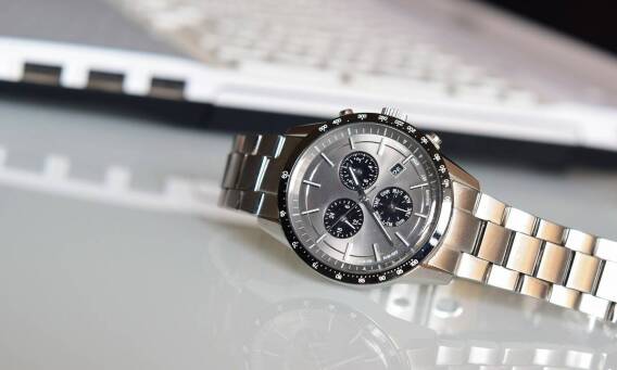 Jakie są zalety wyboru zegarka z mechanizmem kwarcowym?