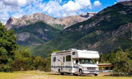 Zalety wynajmu parceli dla kamperów z dostępem do prądu i wody