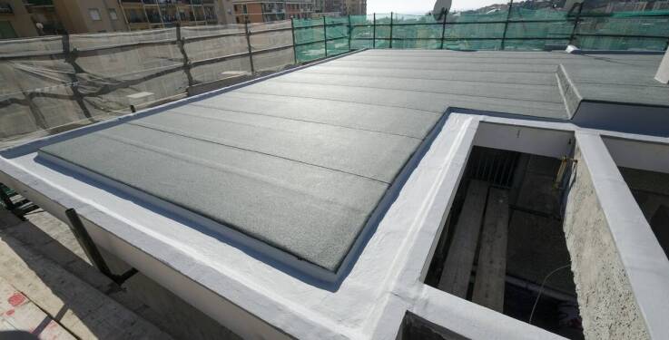 Wytrzymałość i szczelność wyłazów dachowych – kluczowe aspekty konstrukcyjne