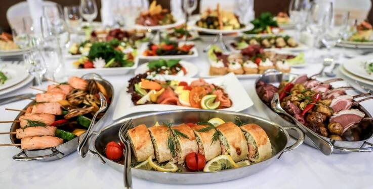 Oferta gastronomiczna w hotelu: śniadania i obiadokolacje dla gości