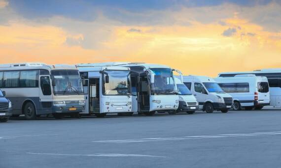 Porównanie kosztów wynajmu: cena za 1 km transportu autokarem a inne środki transportu