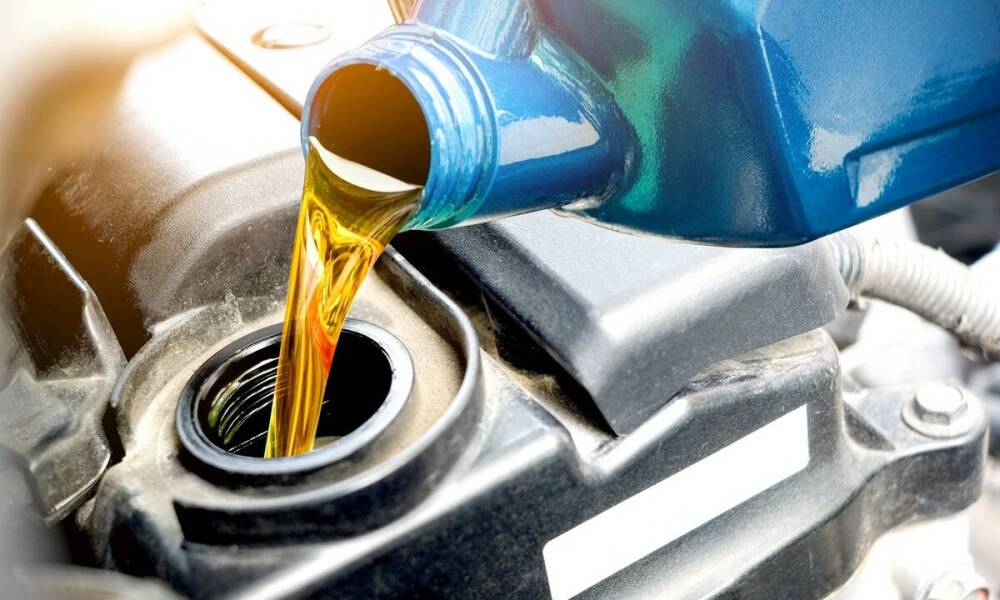 Co może sugerować niską jakość oleju hydraulicznego?