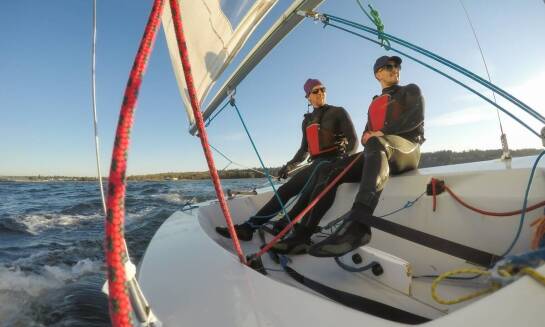 Kursy motorowodne: jak teoria wspiera praktykę podczas nauki żeglowania?