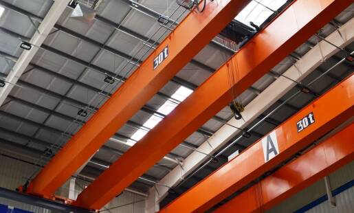 Techniczne aspekty montażu suwnicy pomostowej podwieszanej w istniejących obiektach przemysłowych