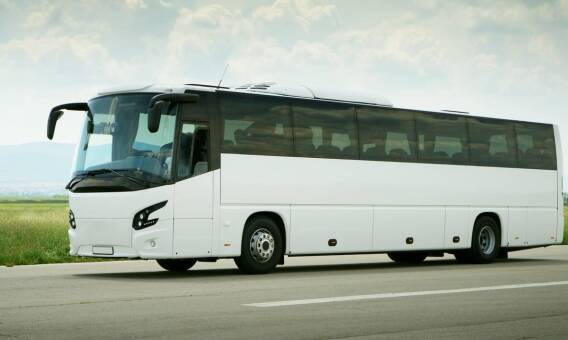 Jak wynajem busa wpływa na organizację bezpiecznych wyjazdów integracyjnych?