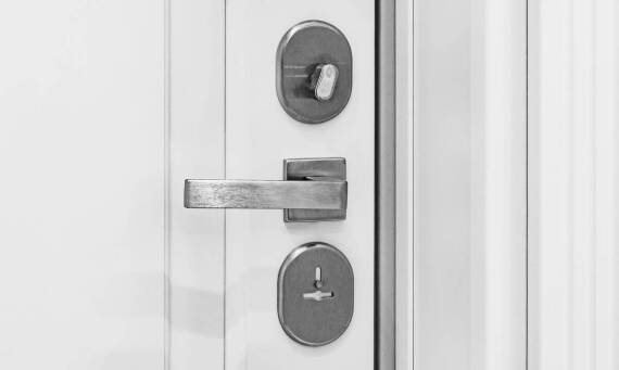 Wpływ wysokiej jakości okuć obwiedniowych na trwałość okien i drzwi