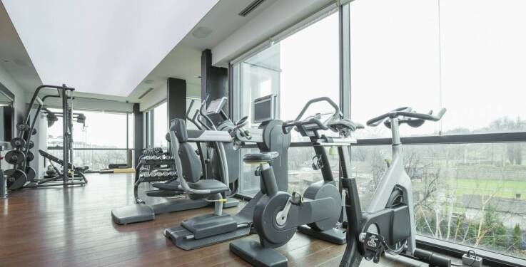 Kort tenisowy i siłownia - aktywności sportowe dostępne na miejscu