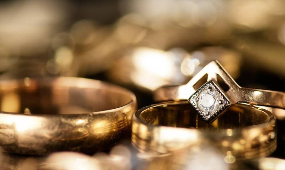 Jak przebiega proces sprzedaży biżuterii w krakowskim skupie złota?