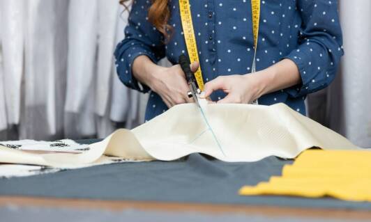 Szycie firan na miarę – zalety indywidualnych projektów