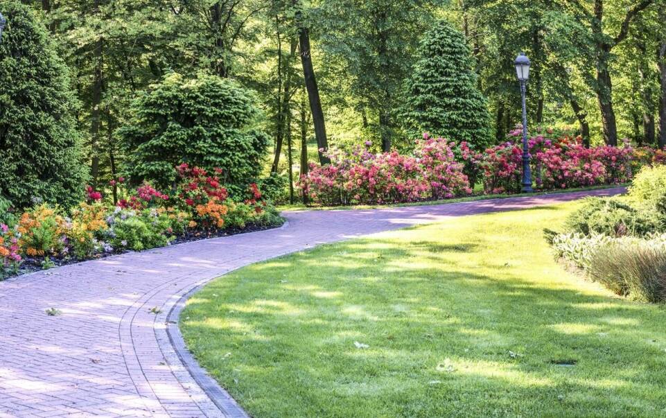 Jak instalacja systemów nawadniających wpływa na pielęgnację ogrodu?