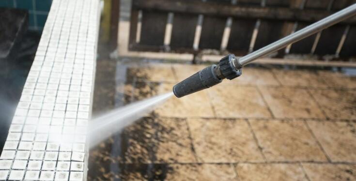 Jak mycie kostki brukowej może poprawić wygląd Twojej posesji?