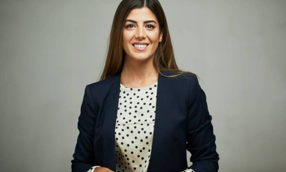 Jak mundur galowy kobiecy podkreśla profesjonalizm w służbach mundurowych?