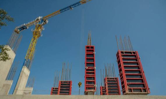 Wynajem dźwigów a instalacja elementów żelbetowych – kluczowe zalety