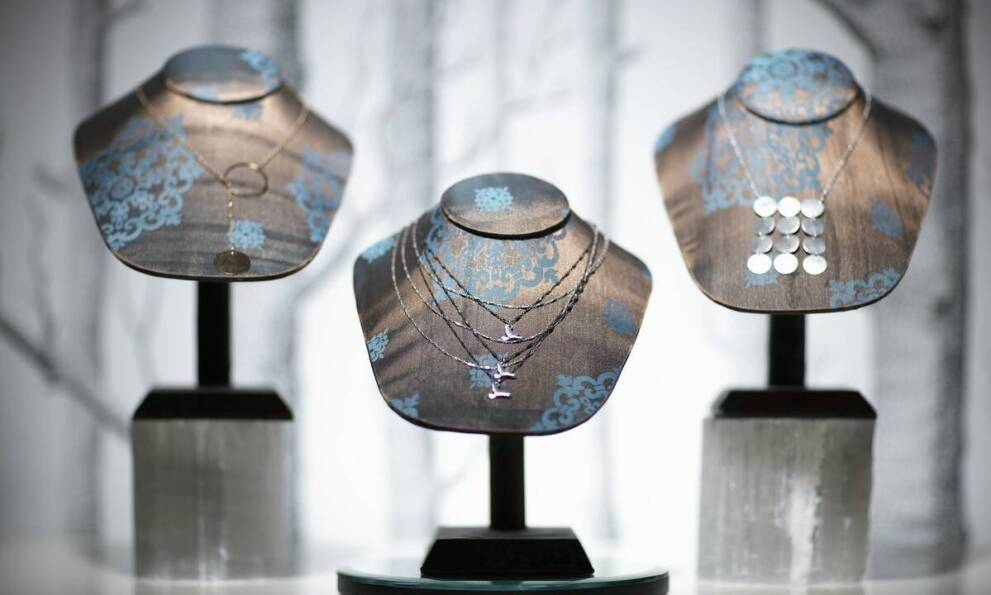 Unikalne projekty biżuterii – co oferuje złotnik?