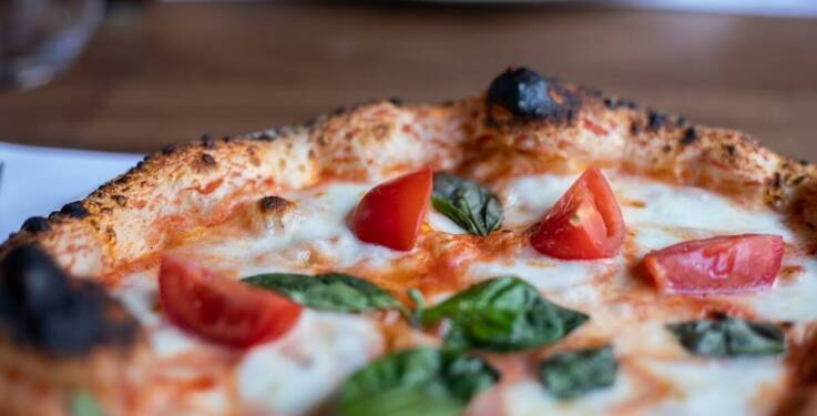 Pizza neapolitańska z dostawą – jak Pizzeria Pszczyna dostarcza smak Włoch do Twojego domu?