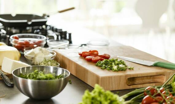 Jakie materiały dominują w produkcji nowoczesnych akcesoriów kuchennych?