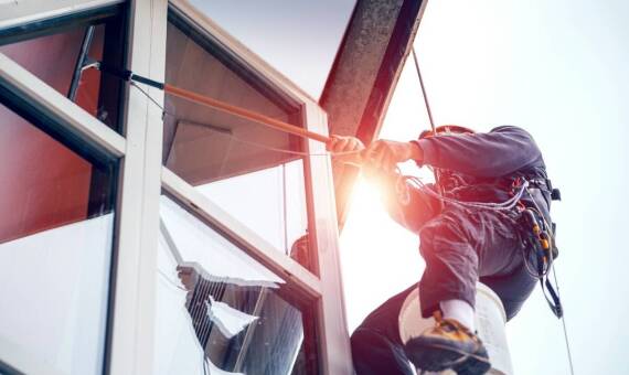 Profesjonalne mycie okien: jak zapewniamy najwyższy standard czystości?