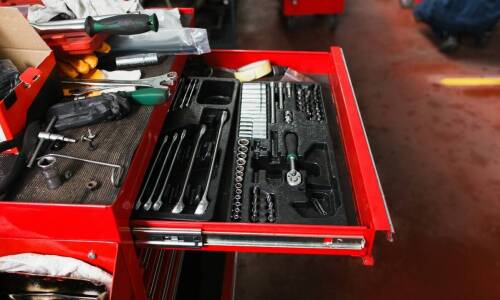 Wózki narzędziowe: porównanie materiałów i konstrukcji