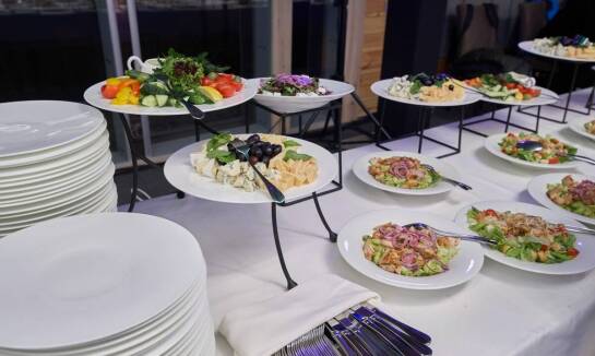 Jak catering Bydgoszcz może pomóc w organizacji spotkania firmowego?