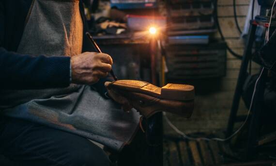Szewc w dobie nowoczesnych technologii – jak zmienia się profesja?