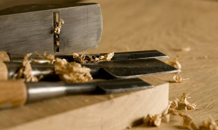 Jakie narzędzia wykorzystujemy w renowacji mebli drewnianych?
