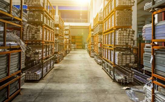 Jakie korzyści płyną z inwestycji w używane systemy magazynowe?