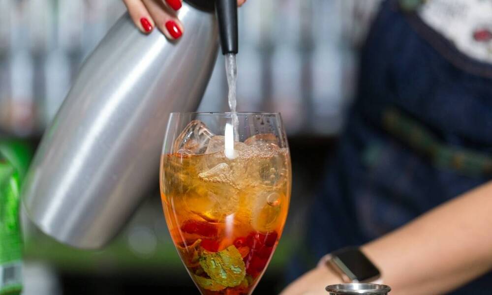 Różnorodność smaków: Jak barman na wesele może zaskoczyć gości?