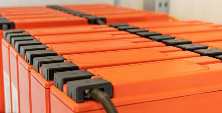 Bateria trakcyjna a efektywność energetyczna w przemyśle