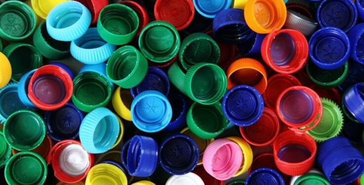 Personalizacja kształtów i kolorów nakrętek plastikowych – co oferuje producent?