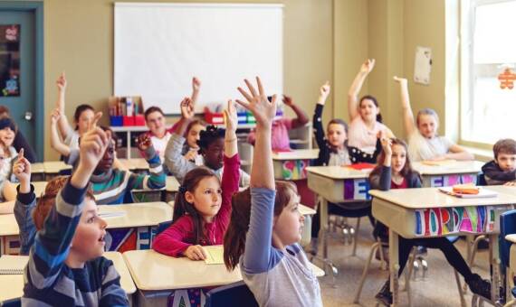 Jak projektory multimedialne wspierają kreatywność uczniów?