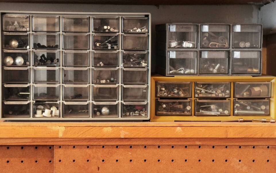 Wybór odpowiednich zaślepek do różnych rodzajów powierzchni meblowych