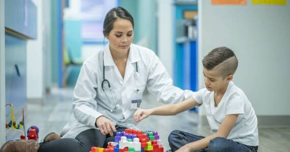 Jakie wyzwania podejmowane są podczas terapii autyzmu?