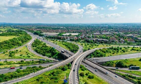 Lądowania na lotniskach kontrolowanych vs. niekontrolowanych: różnice i wyzwania