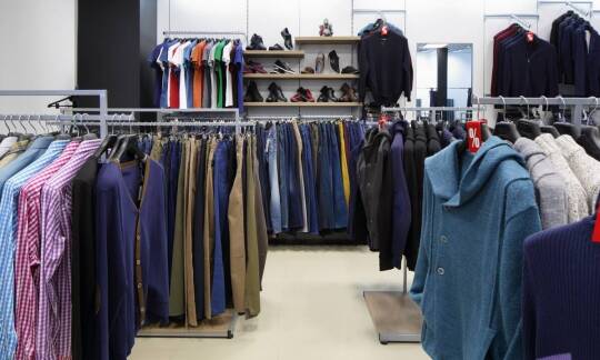 Specyfika pracy a wybór ubrań z Hurtowni odzieży SARA – co należy uwzględnić?