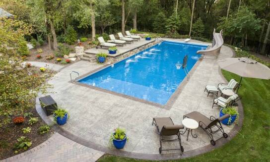 Systemy przeciwpływowe w basenach przelewowych – zalety i funkcjonalność