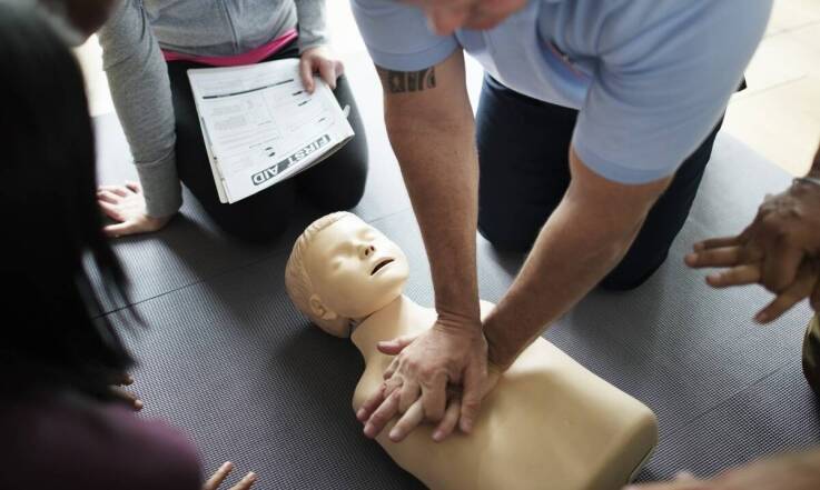 Jak szkolenia z pierwszej pomocy przygotowują kierowców do nagłych sytuacji na drodze?