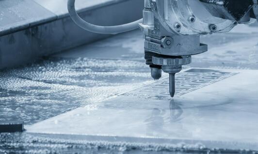 Proces cięcia wodą a jego wpływ na jakość kamiennych wykończeń