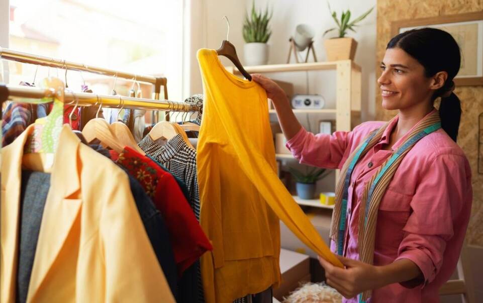 Jak przegląd szafy może pomóc w pozbyciu się niepotrzebnych ubrań?