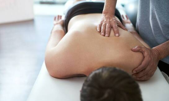 Rola terapii manualnej w profilaktyce bólu pleców