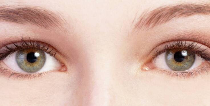 Jakie efekty można osiągnąć dzięki regulacji brwi w salonie kosmetycznym?